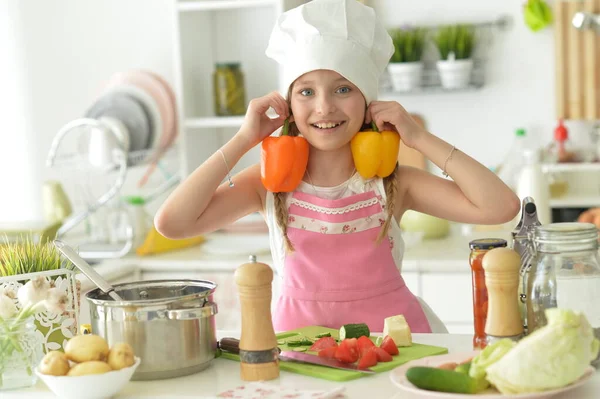 Schattig Gelukkig Meisje Koken Keuken — Stockfoto