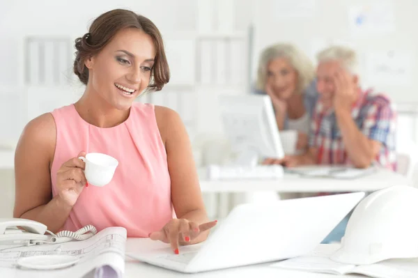 Mujer Negocios Con Taza Trabajo Oficina Luz Moderna Con Sus — Foto de Stock