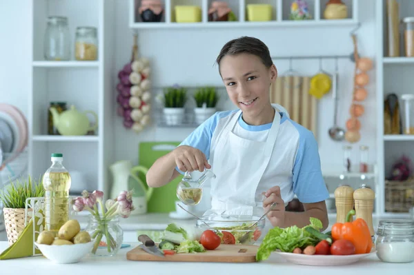 Lindo Chico Preparando Cocina Casa — Foto de Stock