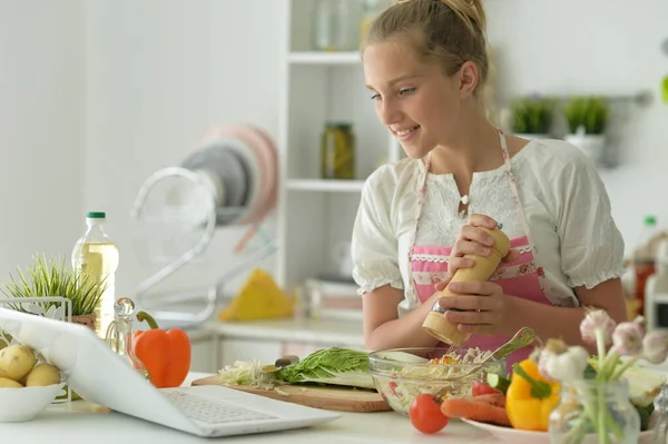 Nettes Mädchen Macht Salat Der Küche — Stockfoto