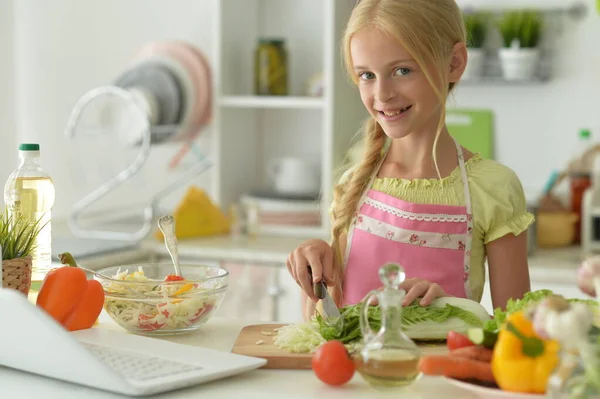 Linda Chica Haciendo Ensalada Cocina Uso Ordenador Portátil — Foto de Stock