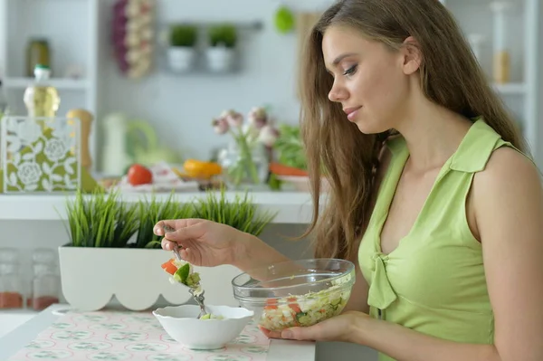 Bela Jovem Mulher Comendo Salada Cozinha — Fotografia de Stock