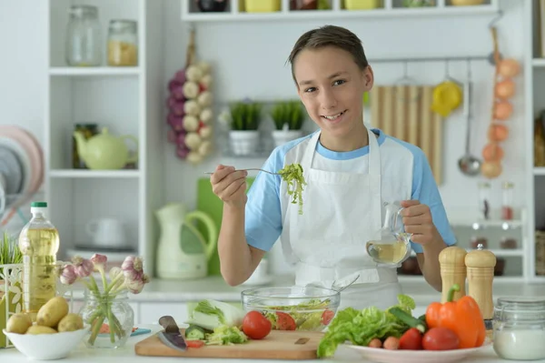 Netter Junge Bereitet Kochen Hause Vor — Stockfoto