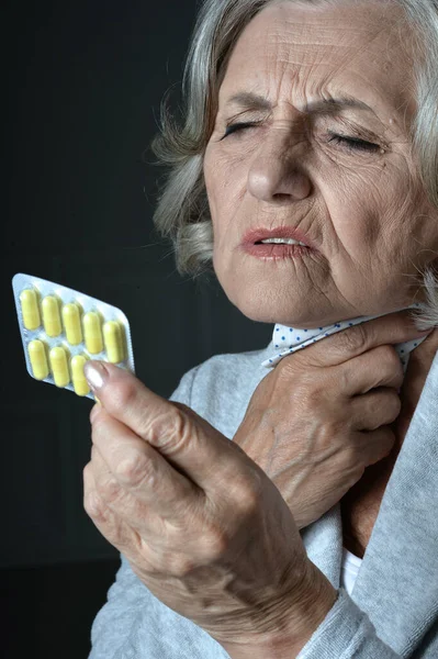 Närbild Porträtt Sjuka Äldre Kvinna Innehav Piller — Stockfoto