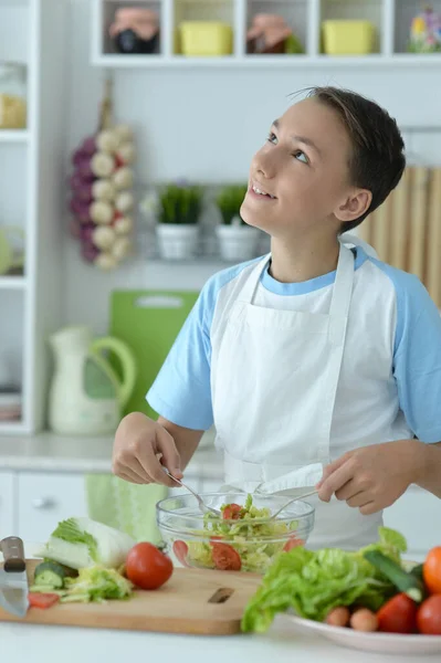 Evde Yemek Hazırlayan Tatlı Çocuk — Stok fotoğraf