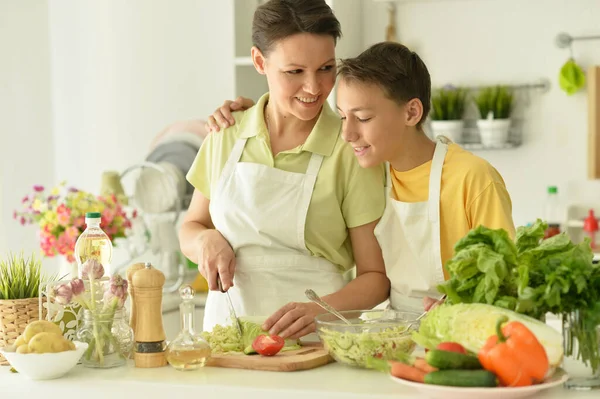 Mor Och Son Gör Färsk Sallad Köket — Stockfoto