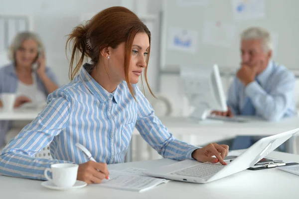 Porträt Einer Schönen Jungen Frau Mit Tasse Büro Kollegen Auf — Stockfoto