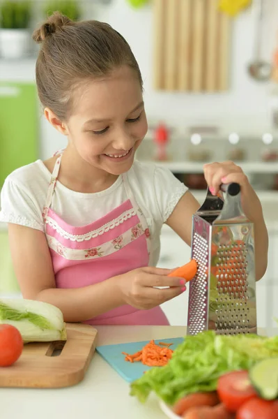 Ragazza Carina Preparare Deliziosa Insalata Fresca Cucina — Foto Stock