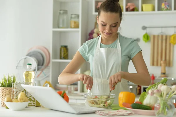 Porträt Einer Schönen Jungen Frau Die Salat Macht Und Hause — Stockfoto