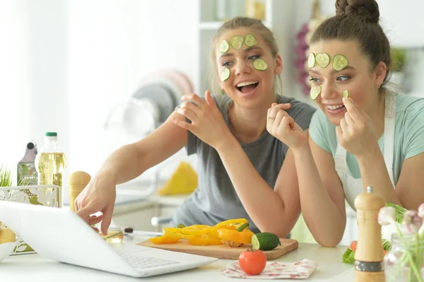 Bellissimi Adolescenti Con Fette Cetriolo Sui Volti — Foto Stock