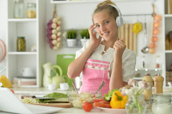 Porträt Eines Schönen Mädchens Mit Kopfhörern Das Hause Salat Zubereitet — Stockfoto