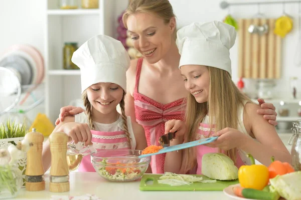 Söta Tjejer Med Mamma Tillagar Läcker Färsk Sallad Köket — Stockfoto