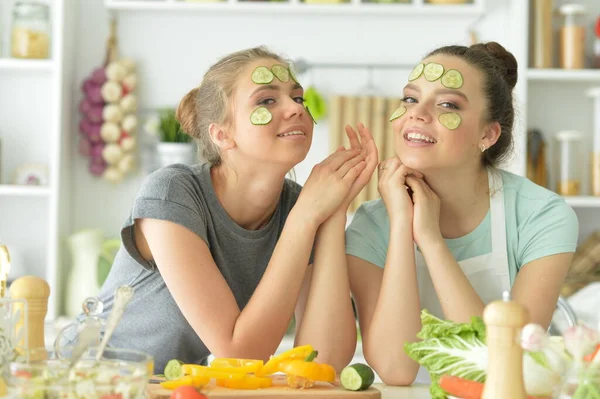 Bellissimi Adolescenti Con Fette Cetriolo Sui Volti — Foto Stock