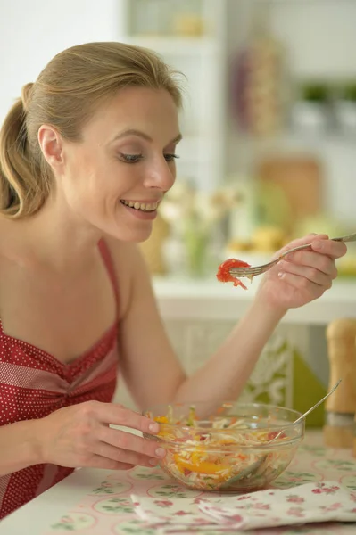 Retrato Bela Jovem Mulher Comendo Salada Cozinha — Fotografia de Stock