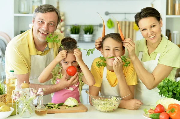 Söt Familj Matlagning Tillsammans Köket Har Kul — Stockfoto