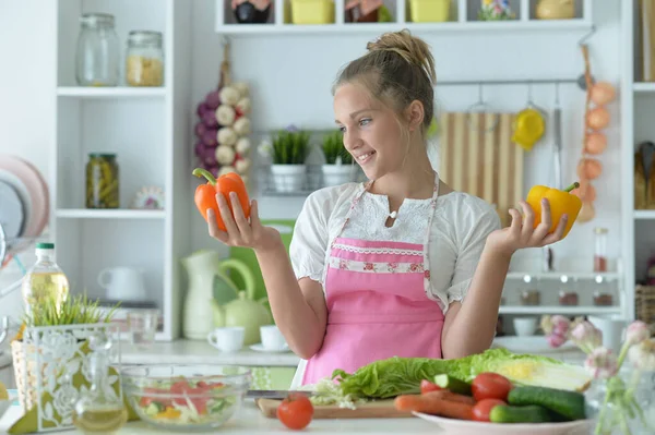 Schön Teenager Mädchen Cooking Auf Küche — Stockfoto