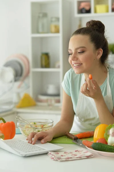 Retrato Una Hermosa Mujer Joven Haciendo Ensalada Utilizando Ordenador Portátil — Foto de Stock