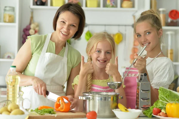 Söta Flickor Med Mamma Matlagning Köket — Stockfoto