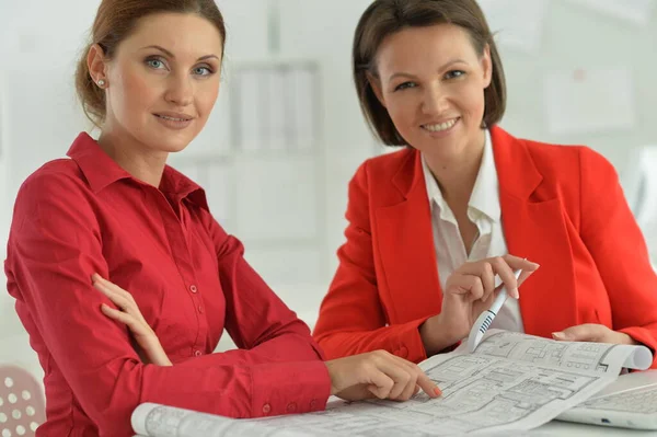 Jonge Zakenvrouwen Architecten Werken Een Modern Kantoor — Stockfoto