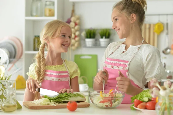 Roztomilé Dívky Dělat Lahodný Čerstvý Salát Kuchyni — Stock fotografie