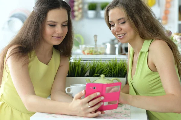 Twee Meisjes Met Smartphone — Stockfoto