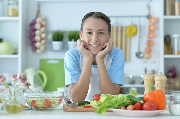 Leuke Jongen Bereiden Koken Thuis — Stockfoto