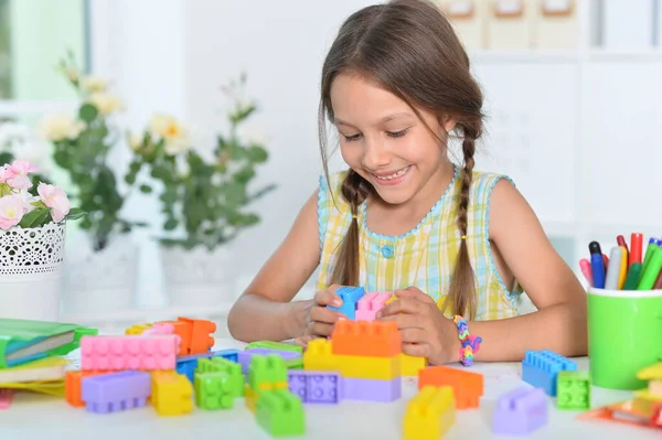 Glücklich Süße Kleine Mädchen Spielen Mit Würfeln — Stockfoto