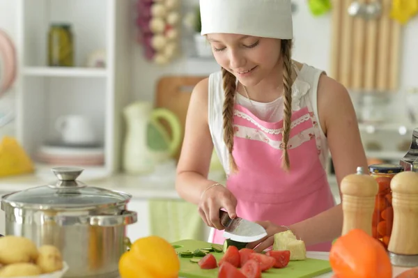 Süß Glücklich Mädchen Coocking Auf Küche — Stockfoto