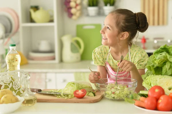 Linda Chica Preparando Deliciosa Ensalada Fresca Cocina — Foto de Stock