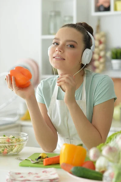 Beautiful Young Woman Making Salad Listening Music — Stock Photo, Image