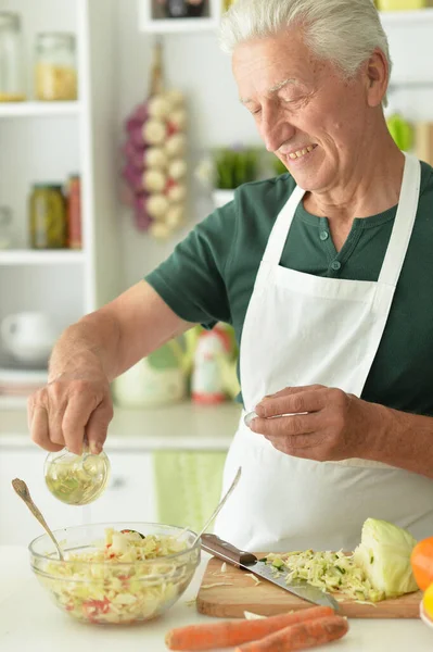 Ancianos Haciendo Ensalada Cocina —  Fotos de Stock