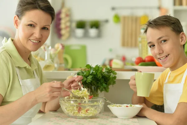 Madre Figlio Che Fanno Insalata Fresca Cucina — Foto Stock