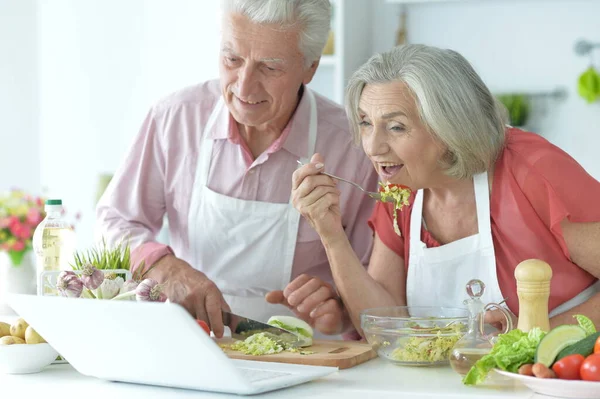 Feliz Pareja Ancianos Haciendo Ensalada Juntos Cocina — Foto de Stock