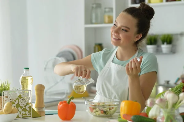 Porträt Einer Schönen Jungen Frau Die Hause Salat Zubereitet — Stockfoto