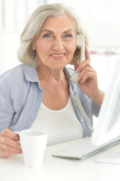 Seniacor Mulher Trabalhando Escritório Com Computador Falando Por Telefone — Fotografia de Stock