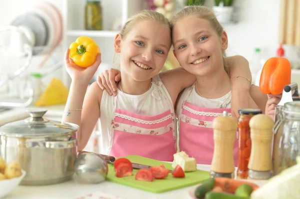 Söta Flickor Förbereder Läcker Färsk Sallad Köket — Stockfoto