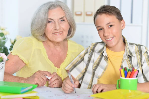 Oma Met Haar Kleinzoon Doen Huiswerk Thuis — Stockfoto