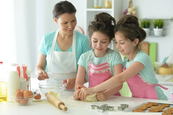 Süße Mädchen Backen Der Küche Hause — Stockfoto