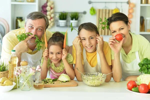 Família Bonito Cozinhar Juntos Cozinha Divertindo — Fotografia de Stock