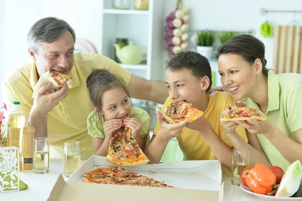 Família Feliz Comendo Pizza Juntos — Fotografia de Stock