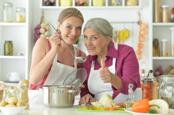 Sorrindo Mãe Sênior Filha Adulta Cozinhar Juntos Cozinha — Fotografia de Stock