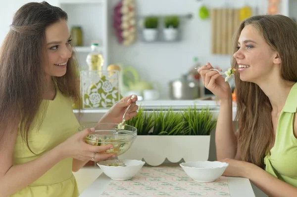 Porträtt Vackra Tonåringar Som Äter Sallad Köket — Stockfoto