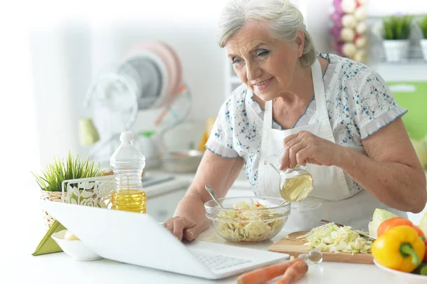 Retrato Chef Mujer Senior Cocina — Foto de Stock