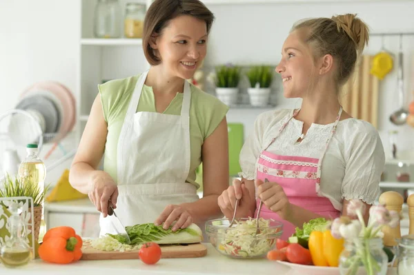 Adolescente Menina Com Sua Mãe Cozinhar Juntos Mesa Cozinha — Fotografia de Stock