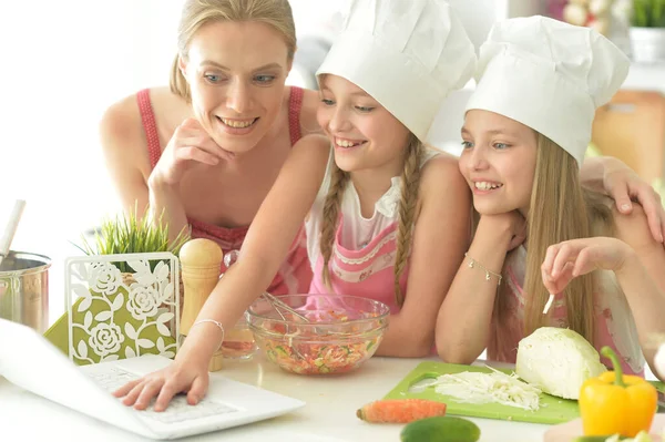 Милые Девушки Мамой Готовят Вкусный Свежий Салат Кухне — стоковое фото
