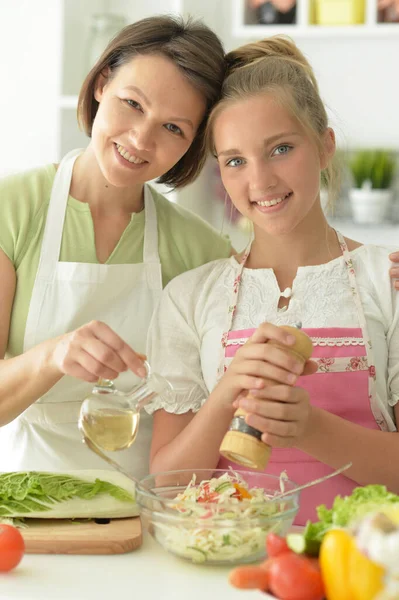 Teenager Mädchen Kocht Mit Ihrer Mutter Gemeinsam Küchentisch — Stockfoto