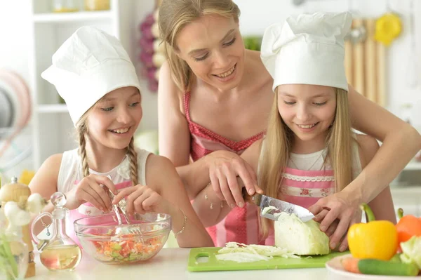 Leuke Meisjes Met Moeder Bereiden Heerlijke Verse Salade Keuken — Stockfoto