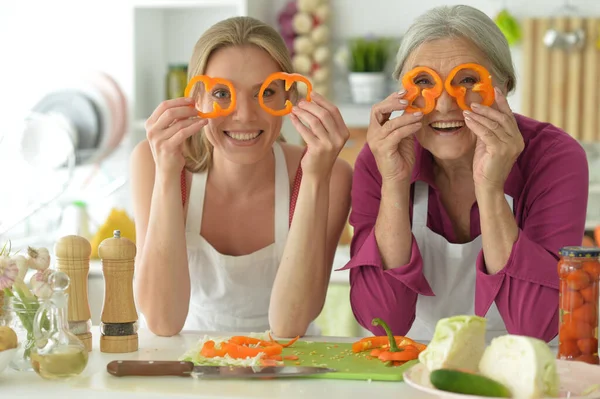 Sorridente Madre Anziana Figlia Adulta Che Cucinano Insieme Cucina — Foto Stock