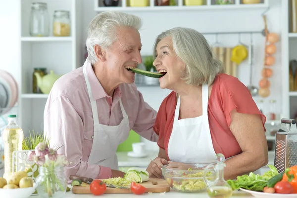 Couple Âgé Faisant Salade Ensemble Cuisine — Photo