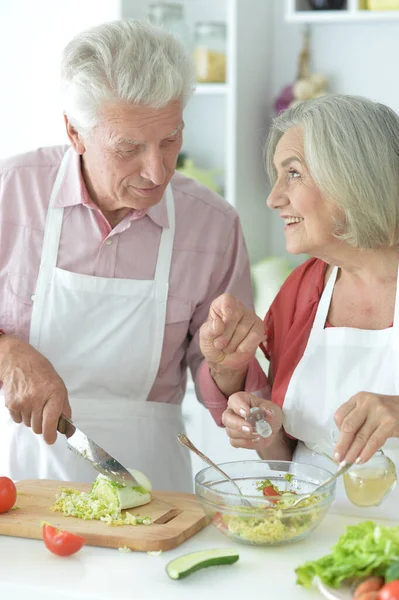 Pareja Mayor Haciendo Ensalada Juntos Cocina — Foto de Stock